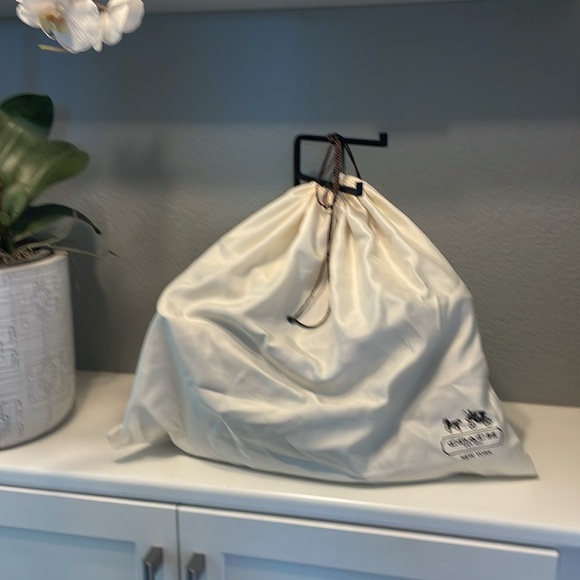 Coach purse, new with tags and bag.
Well kept, grab a good deal! - Picture 7 of 8